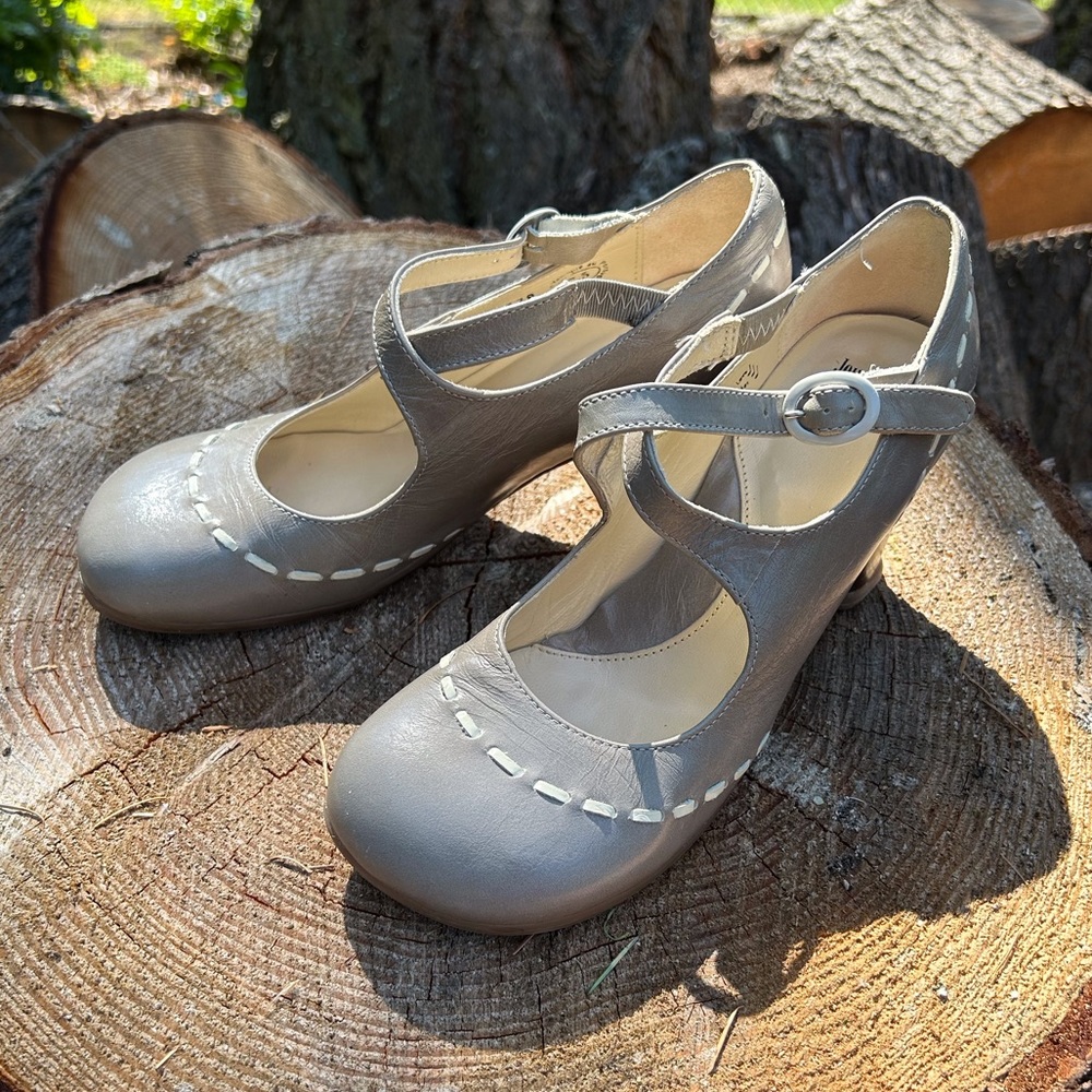 Size 7.5 Grey Leather John Fluevog Heel